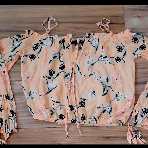 Kendall & Kylie Top - Picture 1 of 3